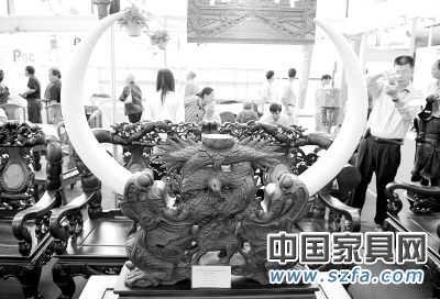 　　曾經(jīng)高達(dá)8000萬元一套的紅木家具如今不到60萬元。&ldquo;不僅原料價(jià)格超跌，家具市場也有價(jià)無市&rdquo;，業(yè)內(nèi)稱&ldquo;令人心痛&rdquo;記者周華攝