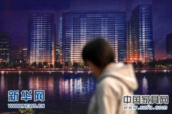 一位市民從杭州市區(qū)的一處商業(yè)樓盤(pán)廣告牌前走過(guò)（2010年11月4日攝）。新華社記者 黃宗治 攝 