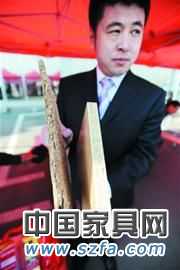 工商質(zhì)檢揭露家具黑幕&nbsp;鋸末摻花生皮號稱實木(圖)