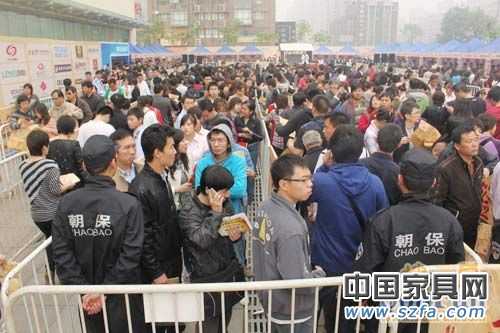 紅星美凱龍?jiān)谌侨晖秸归_(kāi)&ldquo;幸福來(lái)簽手&rdquo;總裁簽售活動(dòng)