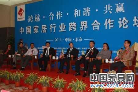 &ldquo;中國家居行業(yè)跨界合作論壇&rdquo;：資深房地產(chǎn)專家張有卓；中國建筑裝飾集團設(shè)計研究院總設(shè)計師張靜；清尚博尼工程設(shè)計（北京）有限公司總經(jīng)理陳現(xiàn)培；北京何鎮(zhèn)強裝飾有限公司設(shè)計總監(jiān)何山；廣東鷹牌陶瓷集團公司總裁林偉；廣東金意陶陶瓷有限公司董事長何乾；唐山惠達陶瓷集團總裁助理藺志杰；北京集美家居建材有限公司總裁趙建國。
