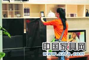 板材和其他材料的結(jié)合，成為板式家具設(shè)計(jì)的一個(gè)方向。