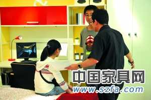 盡管目前板式家具的利潤(rùn)變薄，但依然是市場(chǎng)的消費(fèi)主流。本報(bào)記者 李飛 攝