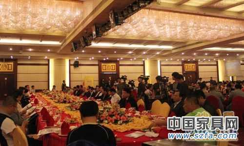 家居、建材行業(yè)的500余位廠家、經(jīng)銷商代表現(xiàn)場參加招商推介會