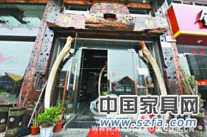 舟山一家門面及家具都以老船木為原料的茶行。