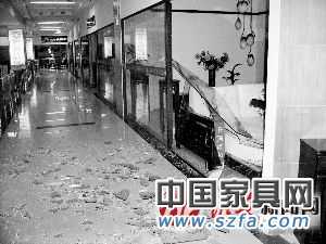 不同意漲租金就砸玻璃？家具廣場店家人人自危