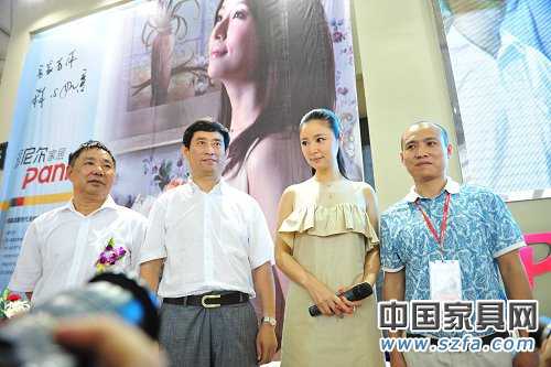 派尼爾家居代言人林心如與中國家協(xié)理事長朱長嶺、派尼爾家居總經(jīng)理鄧啟平合影