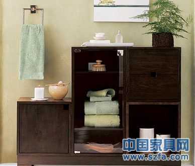 安裝浴室柜時(shí)經(jīng)常需要在箱體板上開鑿打孔，多功能封邊膠條能夠緊裹板材切割邊緣，起到較好的防水防潮作用