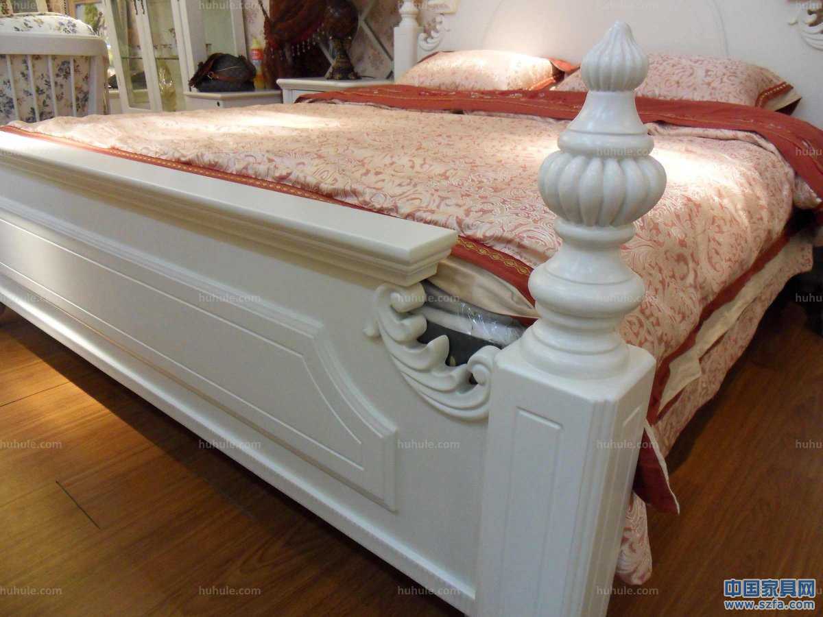 美式田園風(fēng)格1.8米床，床柱為橡木；四個(gè)床柱、床頭頂冠等細(xì)節(jié)部位均為實(shí)木經(jīng)過手工精細(xì)雕刻。用料足實(shí)，手感光滑圓潤(rùn)。顏色為柔和的亞光象牙白，燈光之下，倍感溫馨浪漫。使用環(huán)保油漆加入防黃變因子，經(jīng)久保持原色。