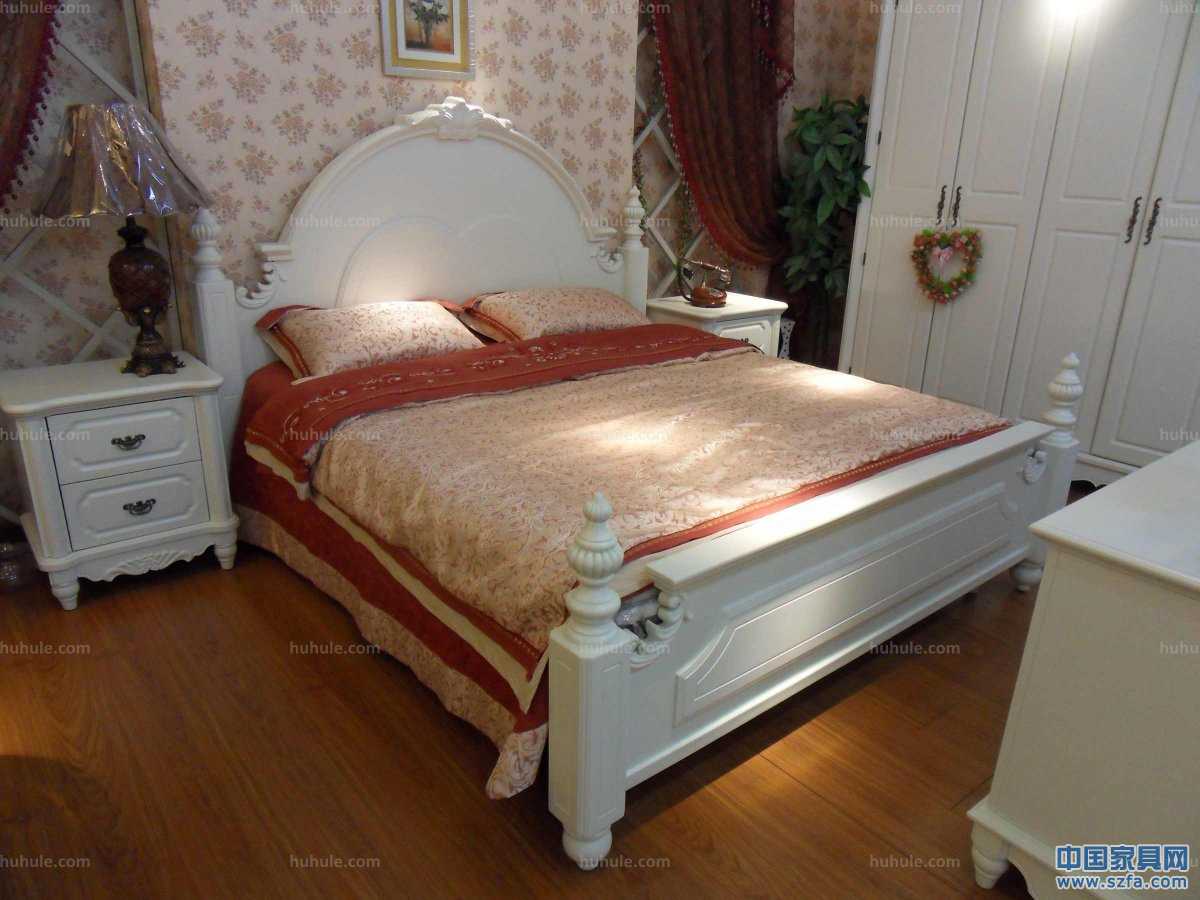 美式田園風(fēng)格1.8米床，床柱為橡木；四個(gè)床柱、床頭頂冠等細(xì)節(jié)部位均為實(shí)木經(jīng)過手工精細(xì)雕刻。用料足實(shí)，手感光滑圓潤(rùn)。顏色為柔和的亞光象牙白，燈光之下，倍感溫馨浪漫。使用環(huán)保油漆加入防黃變因子，經(jīng)久保持原色。