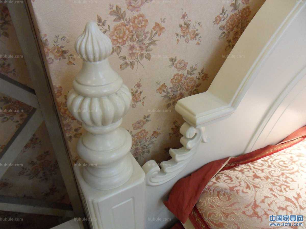 美式田園風(fēng)格1.8米床，床柱為橡木；四個(gè)床柱、床頭頂冠等細(xì)節(jié)部位均為實(shí)木經(jīng)過手工精細(xì)雕刻。用料足實(shí)，手感光滑圓潤(rùn)。顏色為柔和的亞光象牙白，燈光之下，倍感溫馨浪漫。使用環(huán)保油漆加入防黃變因子，經(jīng)久保持原色。