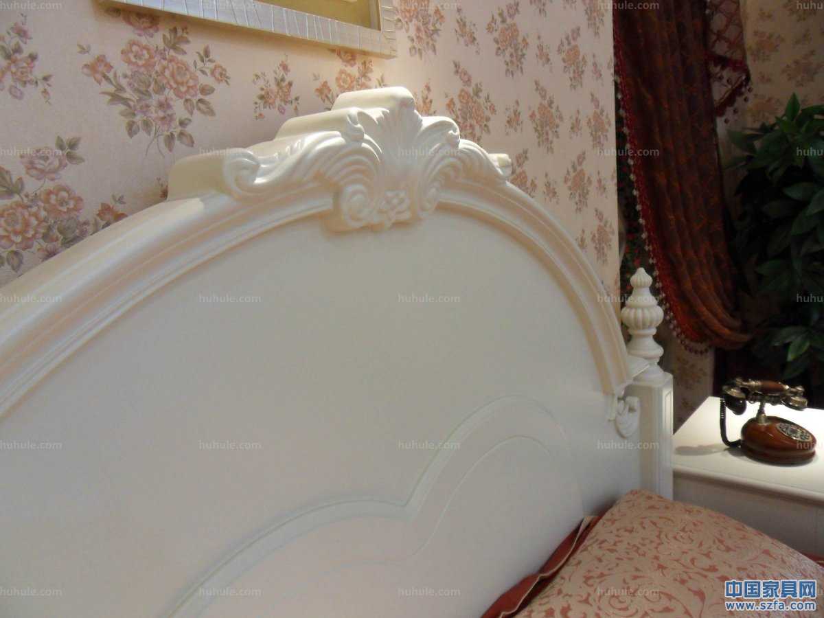 美式田園風(fēng)格1.8米床，床柱為橡木；四個(gè)床柱、床頭頂冠等細(xì)節(jié)部位均為實(shí)木經(jīng)過手工精細(xì)雕刻。用料足實(shí)，手感光滑圓潤(rùn)。顏色為柔和的亞光象牙白，燈光之下，倍感溫馨浪漫。使用環(huán)保油漆加入防黃變因子，經(jīng)久保持原色。