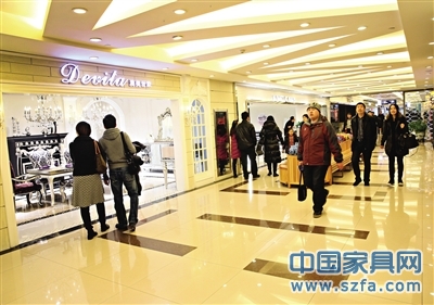 從各大家居賣場(chǎng)的人流就可看出，目前家居市場(chǎng)呈現(xiàn)回暖態(tài)勢(shì)。 新京報(bào)記者 王遠(yuǎn)征 攝