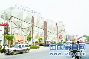 飾界風(fēng)以專業(yè)飾品賣場(chǎng)的形象獨(dú)立于十里河?xùn)|段，銀灰色的裝修讓其很不醒目，位置欠佳、定位失策是其敗北的重要因素。