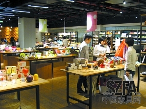 進駐大型購物商場的家品店，人流也比平時多了不少。