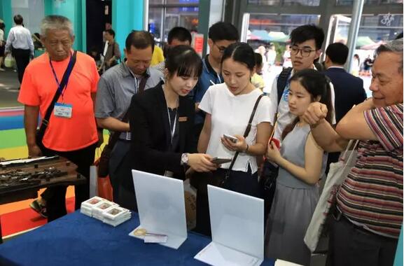 祥利紅木微信區(qū)，市民們在掃微信