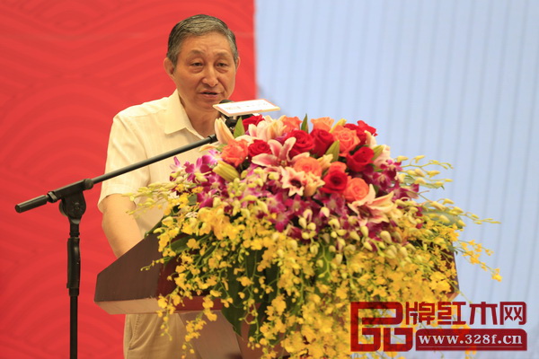 全聯(lián)藝術(shù)紅木家具專業(yè)委員會專家顧問、原故宮博物院文?？萍疾恐魅尾莒o樓在區(qū)氏臻品明清家具藝術(shù)館開業(yè)典禮上致辭