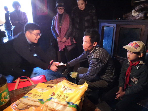  東成文宋&ldquo;暖冬&rdquo;愛(ài)心公益團(tuán)為貧困家庭帶去溫暖與關(guān)愛(ài)