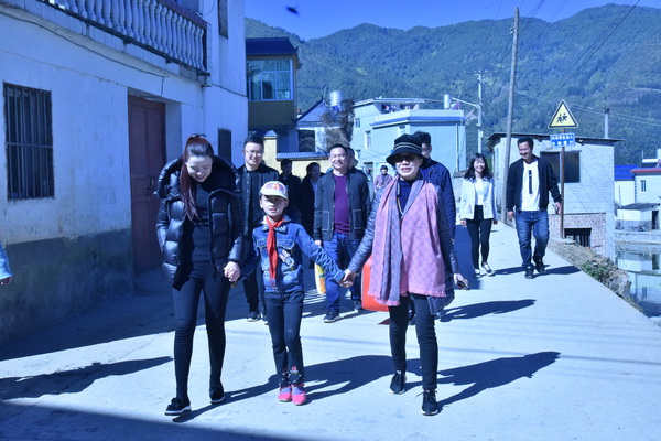  東成文宋&ldquo;暖冬&rdquo;愛(ài)心公益團(tuán)為貧困家庭帶去溫暖與關(guān)愛(ài)