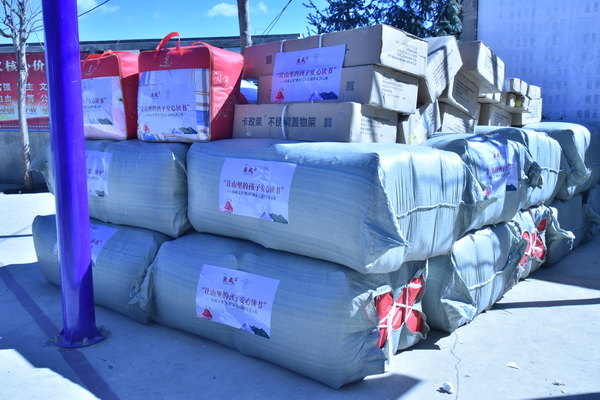   東成文宋&ldquo;暖冬&rdquo;愛(ài)心公益團(tuán)為學(xué)校捐贈(zèng)老師辦公書桌椅、學(xué)生生活用品等