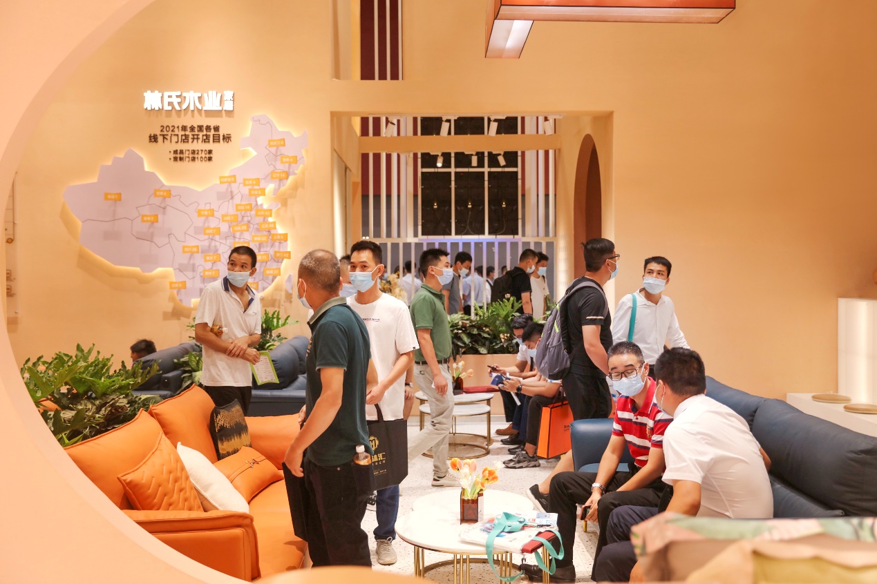 P:\06 品牌部\01 品牌戰(zhàn)略部\08-品牌公關\2021年\月度公關內(nèi)容\7月\稿件5 林氏木業(yè)首秀中國建博會，綜合新業(yè)態(tài)熱浪來襲\配圖\d3b6760ed1d1c759ce6951ed696d9a06_.jpg